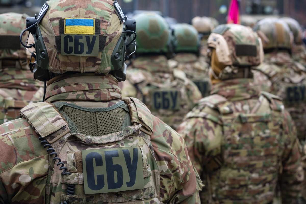Ukrán katonák hátulnézete, SBU jelzéssel ellátott egyenruhába öltözve.