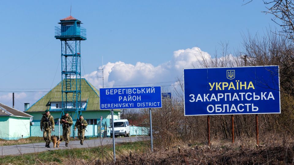 Ukrán határőrök kutya kíséretében Beregszászi járásnál.