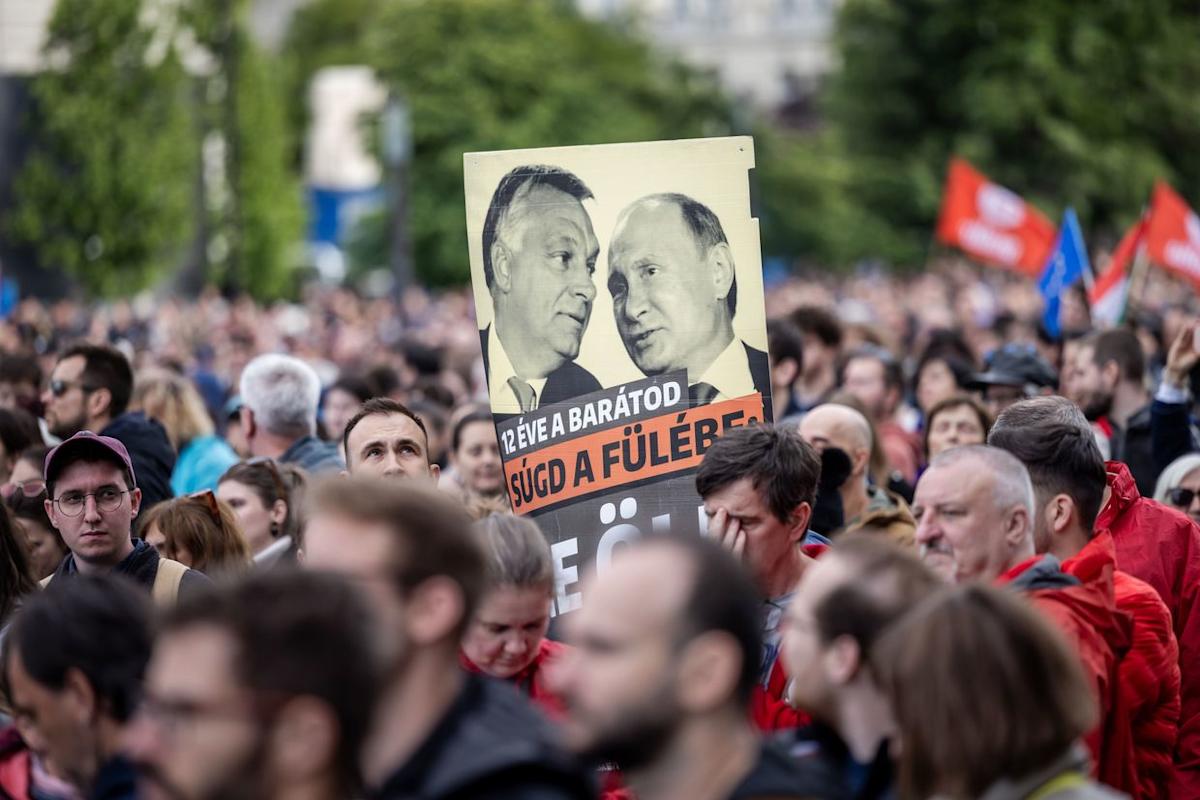 Tüntetés Orbánt és Putyint ábrázoló táblával.