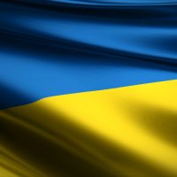 Ukrán zászló lobog a szélben.