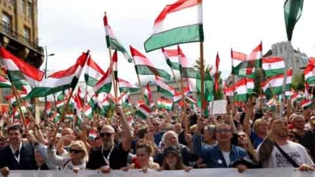 Nagy tömeg magyar zászlókkal egy tüntetésen vagy demonstráción.