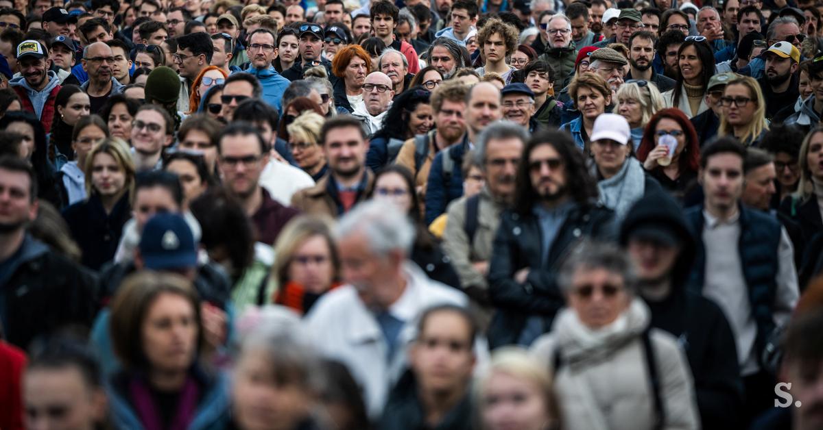 Nagy tömegű ember egy tüntetésen, Magyarországon.