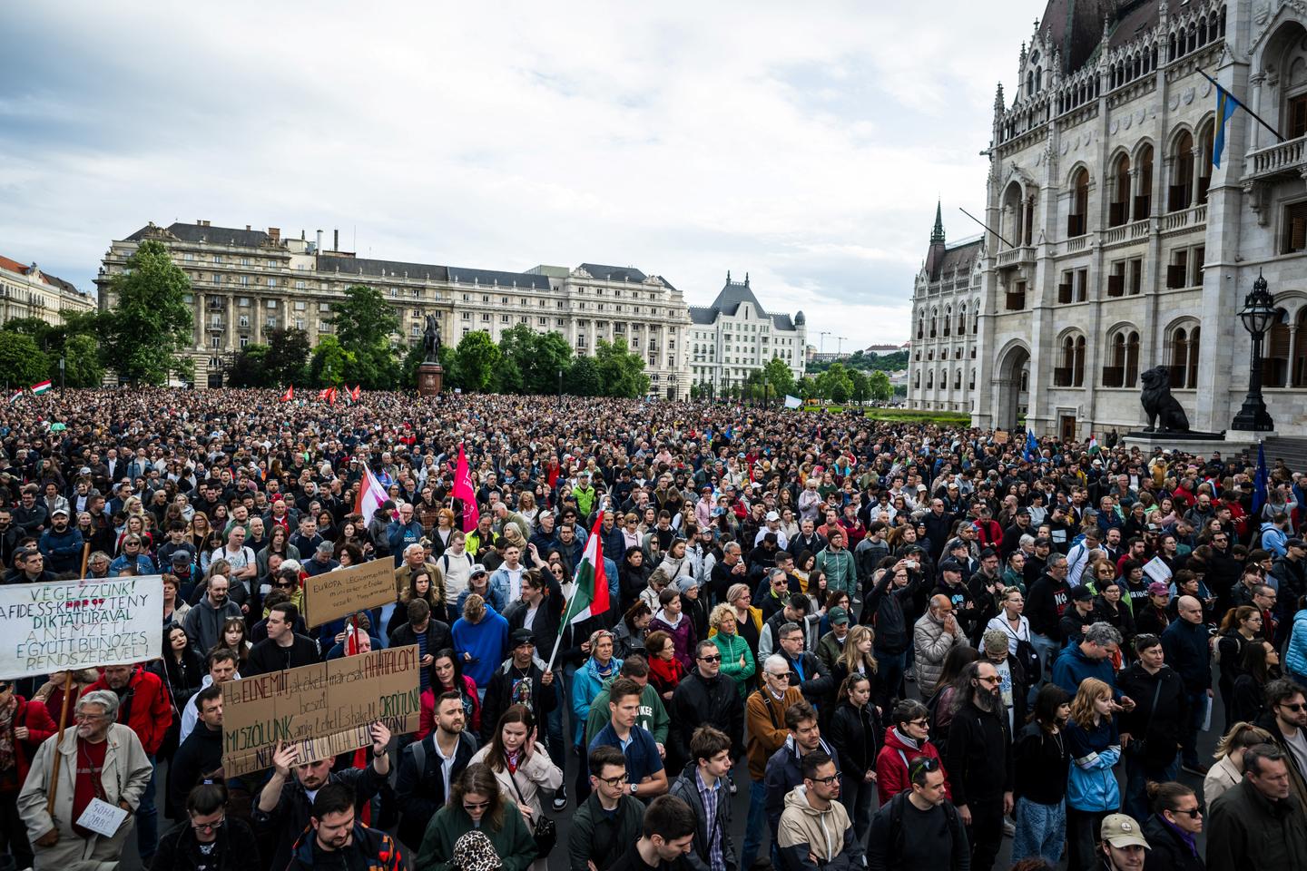 Tüntetés Budapesten a Parlament előtt, nagyszámú résztvevővel.