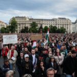 Magyarok tüntetnek a kritikus NGO-kat és médiát korlátozó törvény ellen: „Nem akarok diktatúrában élni”