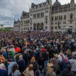 Magyarok tüntetnek a kritikus NGO-kat és médiát korlátozó törvény ellen: „Nem akarok diktatúrában élni”