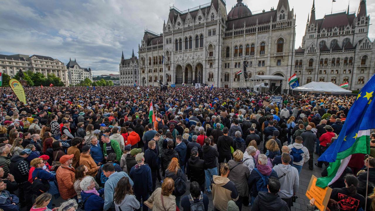 Tüntetés a Parlament előtt, sok ember tiltakozik.