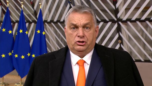 Orbán Viktor miniszterelnök nyilatkozik az Európai Unió zászlajai előtt.